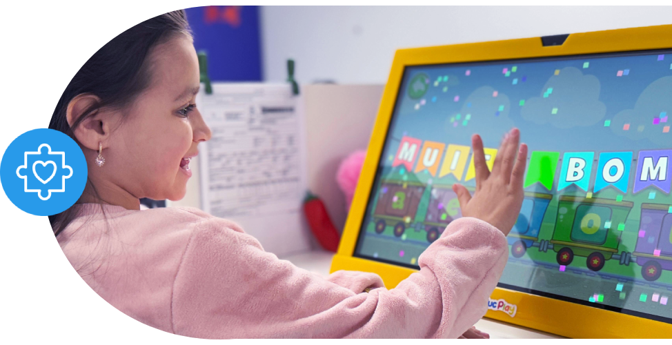 Criança usando tela interativa